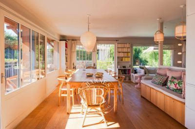 Piscine chauffée entourée de végétation dans le quartier du Mimbeau - immobilier de luxe.